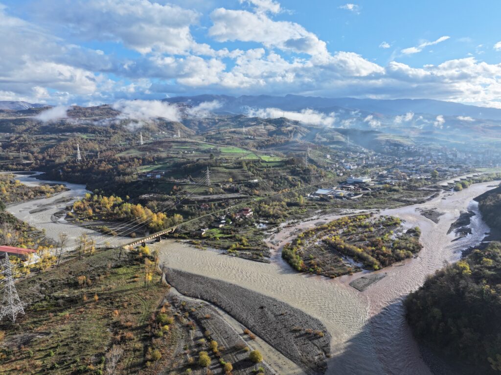 Ndotja e lumit nga mbetjet e ngurta